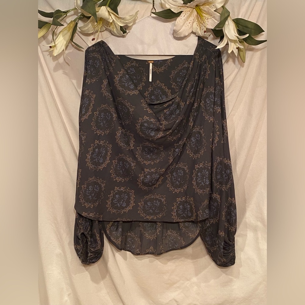 Free People. Size S. Peasant with wide cowl neck. Dark gray with print.